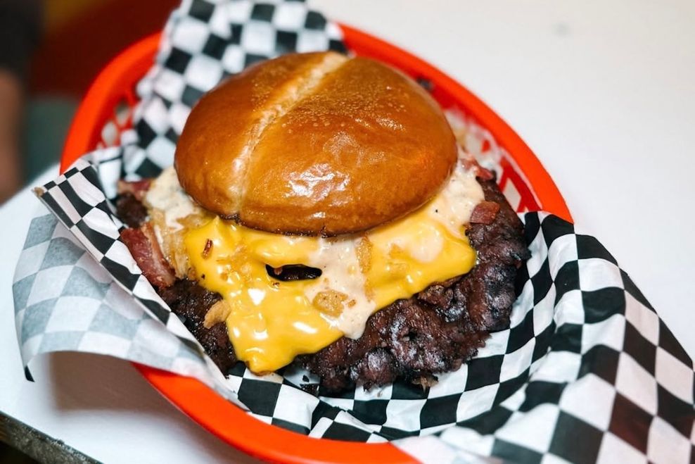 @between2bunsburgers/Instagram