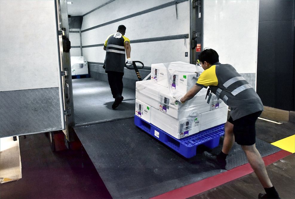 cathay pacific hong kong international airport hkg perishable seafood cargo 