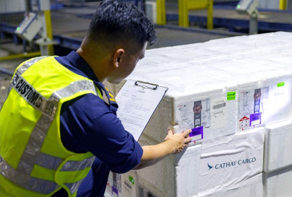 cathay pacific hong kong international airport hkg perishable seafood cargo 