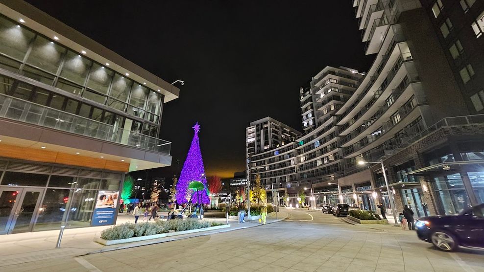 cf richmond centre park plaza christmas tree 2025 