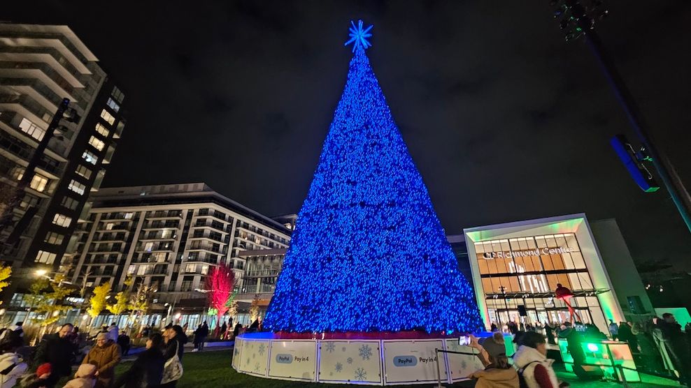 cf richmond centre park plaza christmas tree 2025 