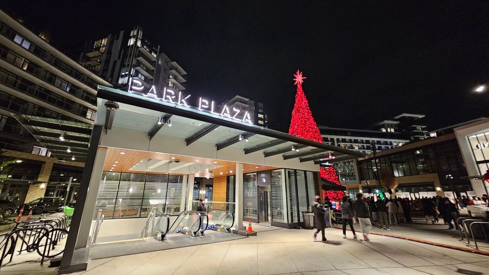 cf richmond centre park plaza christmas tree 2025 