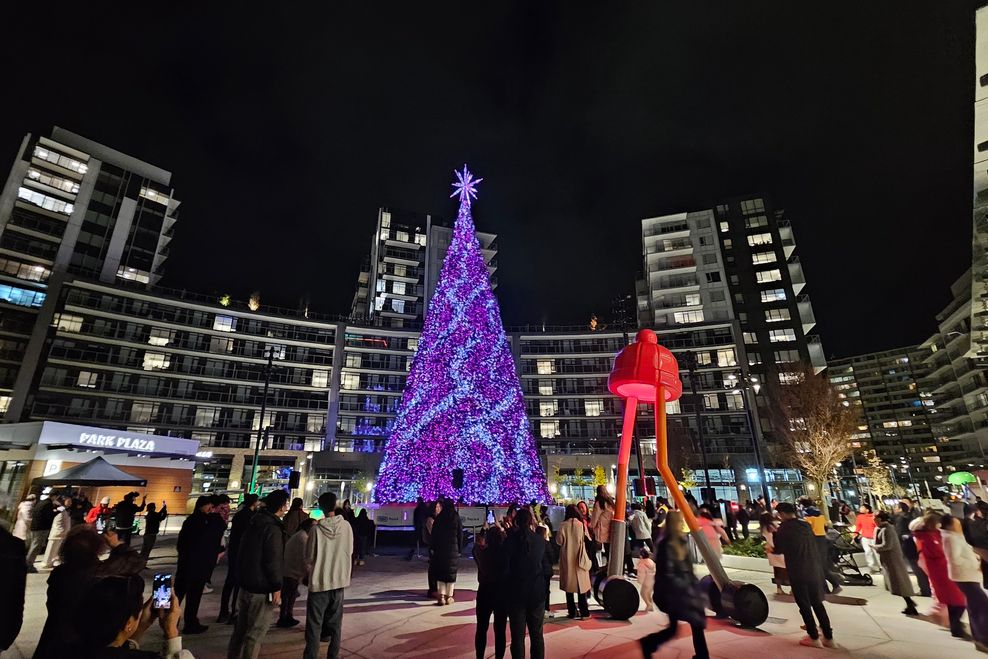 Inaugural Christmas tree lighting at CF Richmond Centre's new Park Plaza on Nov. 20, 2025. (Kenneth Chan)