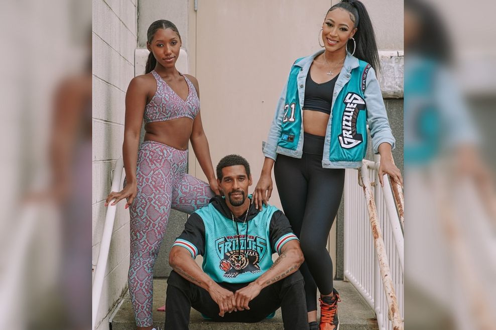 Lawrence Moten poses with his daughters, repping the Vancouver Grizzlies in 2022 (@lawrencemoten21/Instagram)
