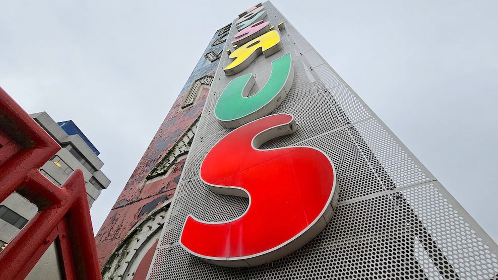 toys r us 1154-1174 West Broadway Vancouver bowmac sign